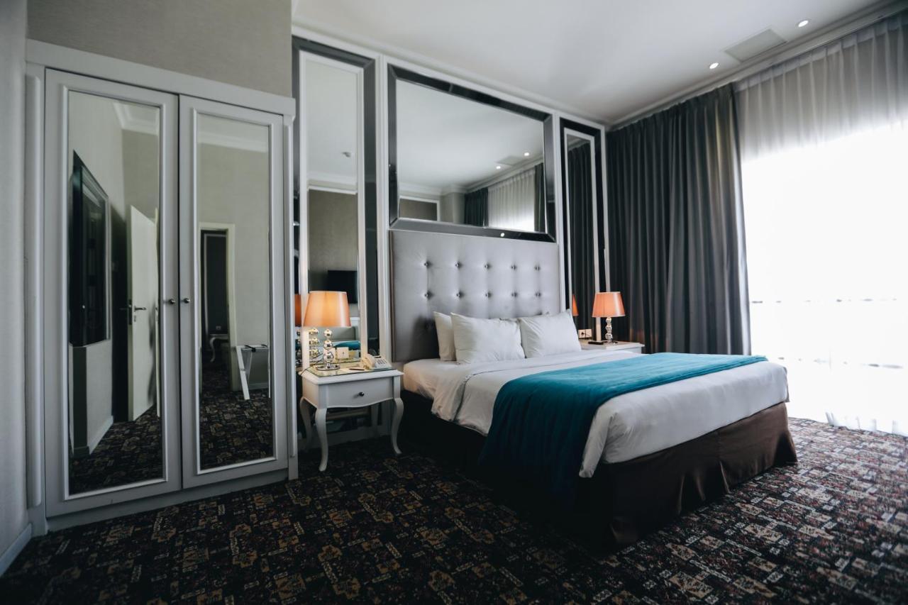 Golden Tulip Legacy Surabaya Hotel Exterior photo