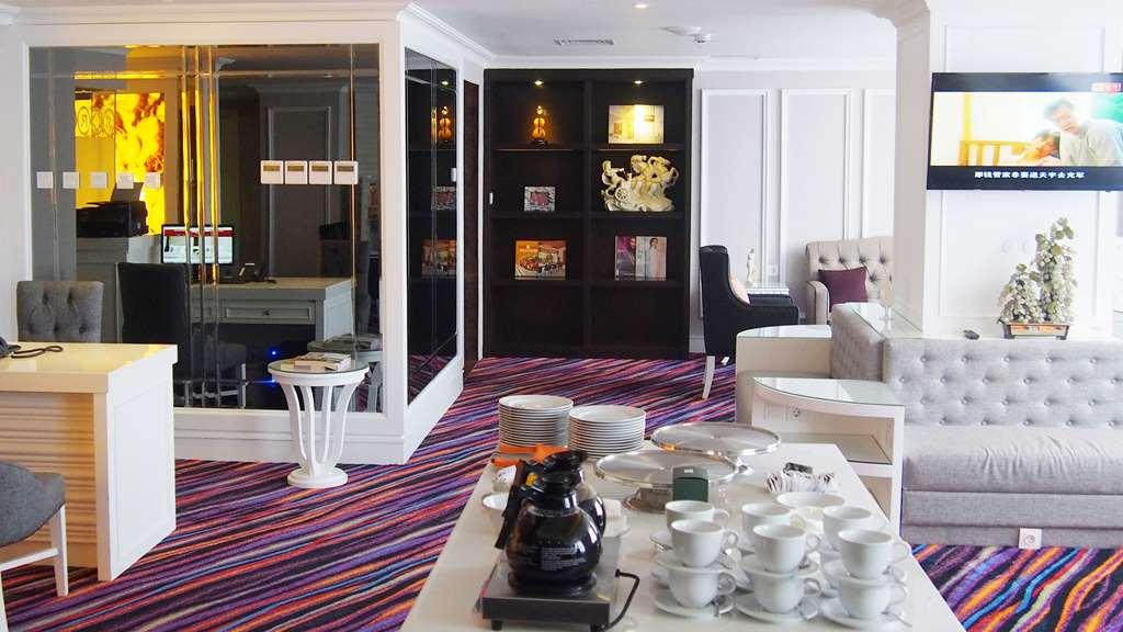 Golden Tulip Legacy Surabaya Hotel Restaurant photo
