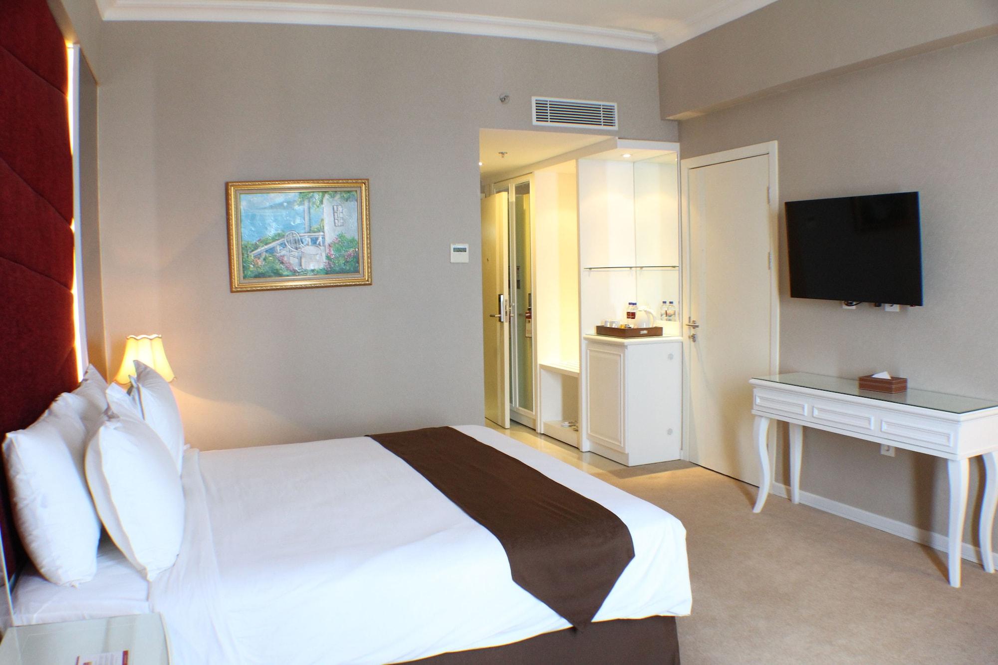 Golden Tulip Legacy Surabaya Hotel Exterior photo