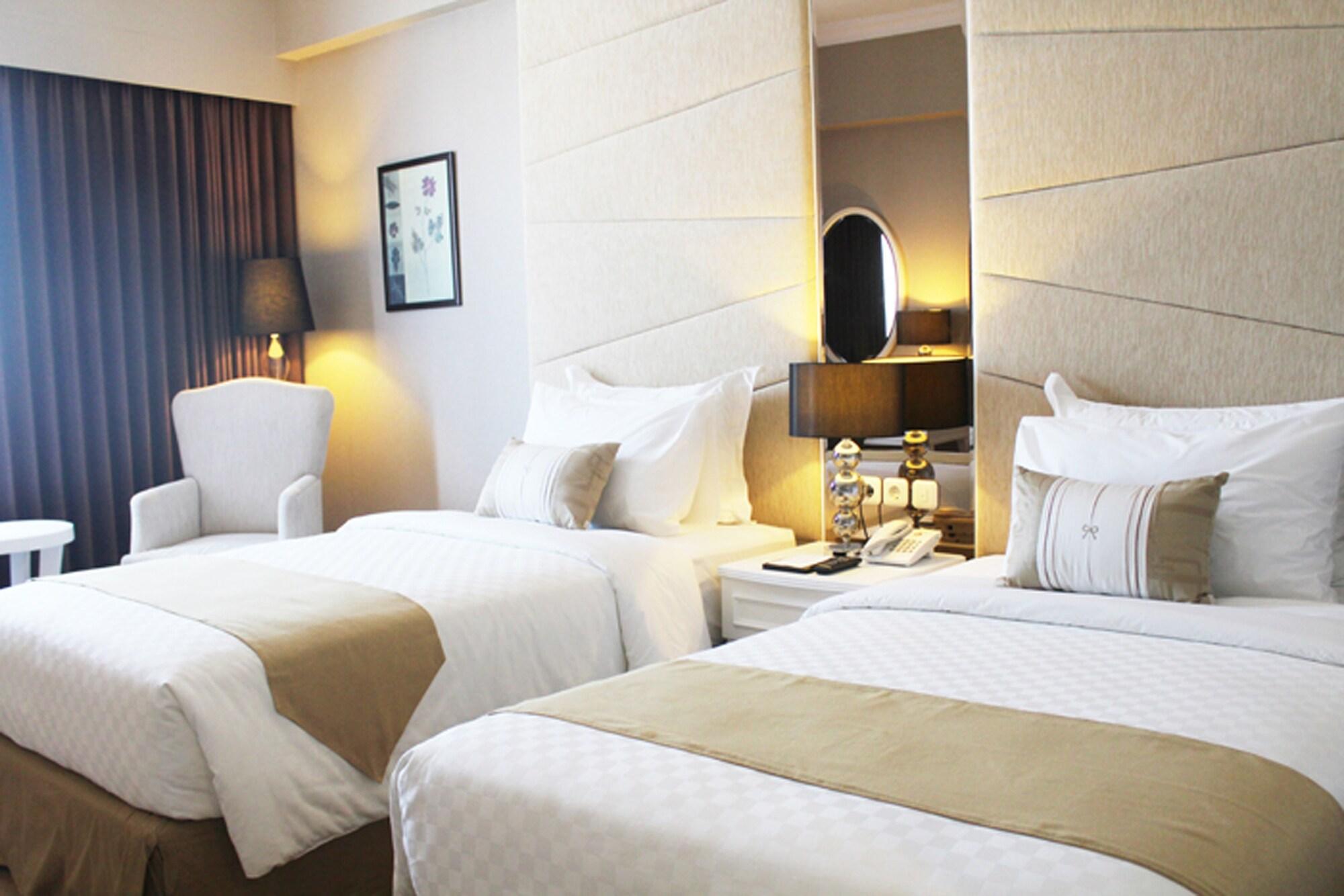 Golden Tulip Legacy Surabaya Hotel Exterior photo