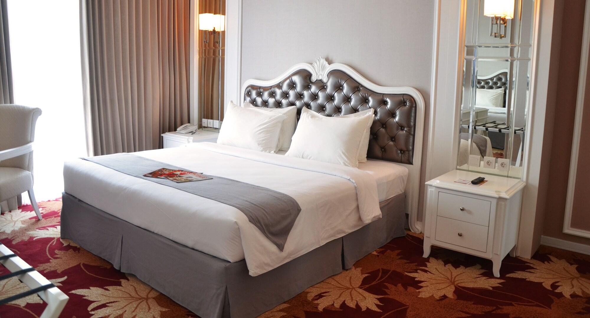 Golden Tulip Legacy Surabaya Hotel Exterior photo