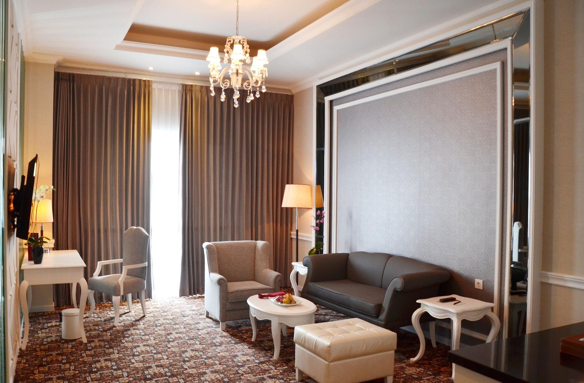 Golden Tulip Legacy Surabaya Hotel Exterior photo