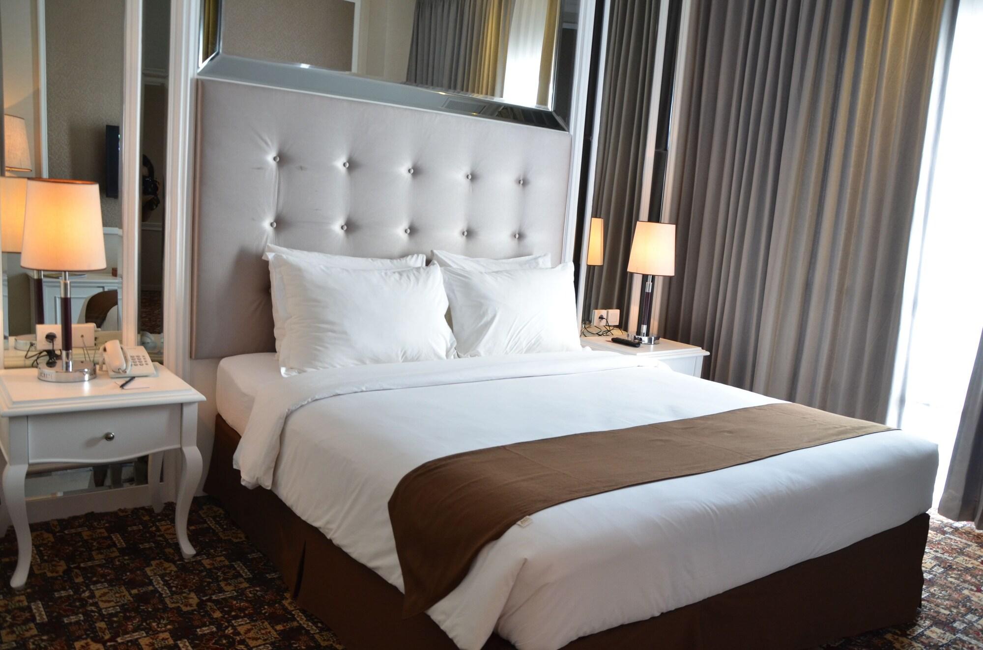 Golden Tulip Legacy Surabaya Hotel Exterior photo
