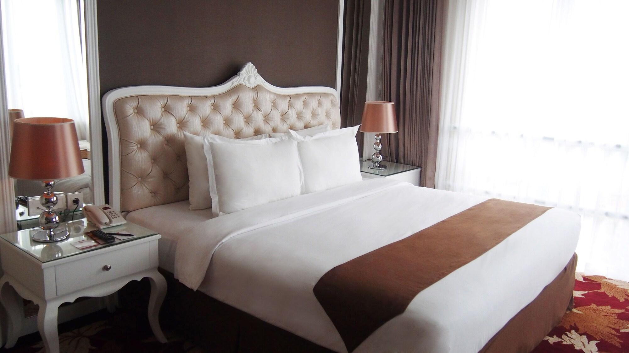 Golden Tulip Legacy Surabaya Hotel Exterior photo