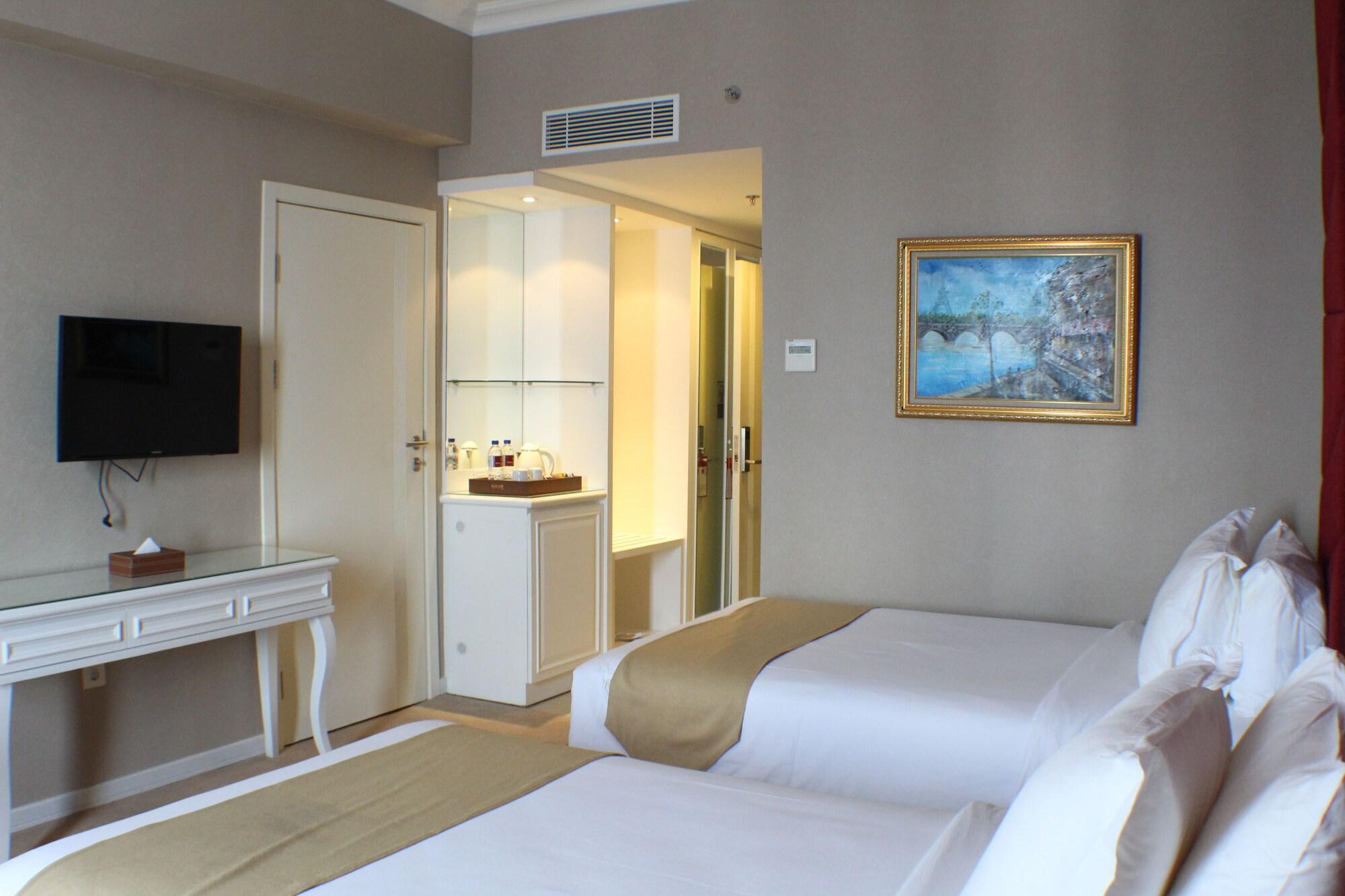 Golden Tulip Legacy Surabaya Hotel Exterior photo