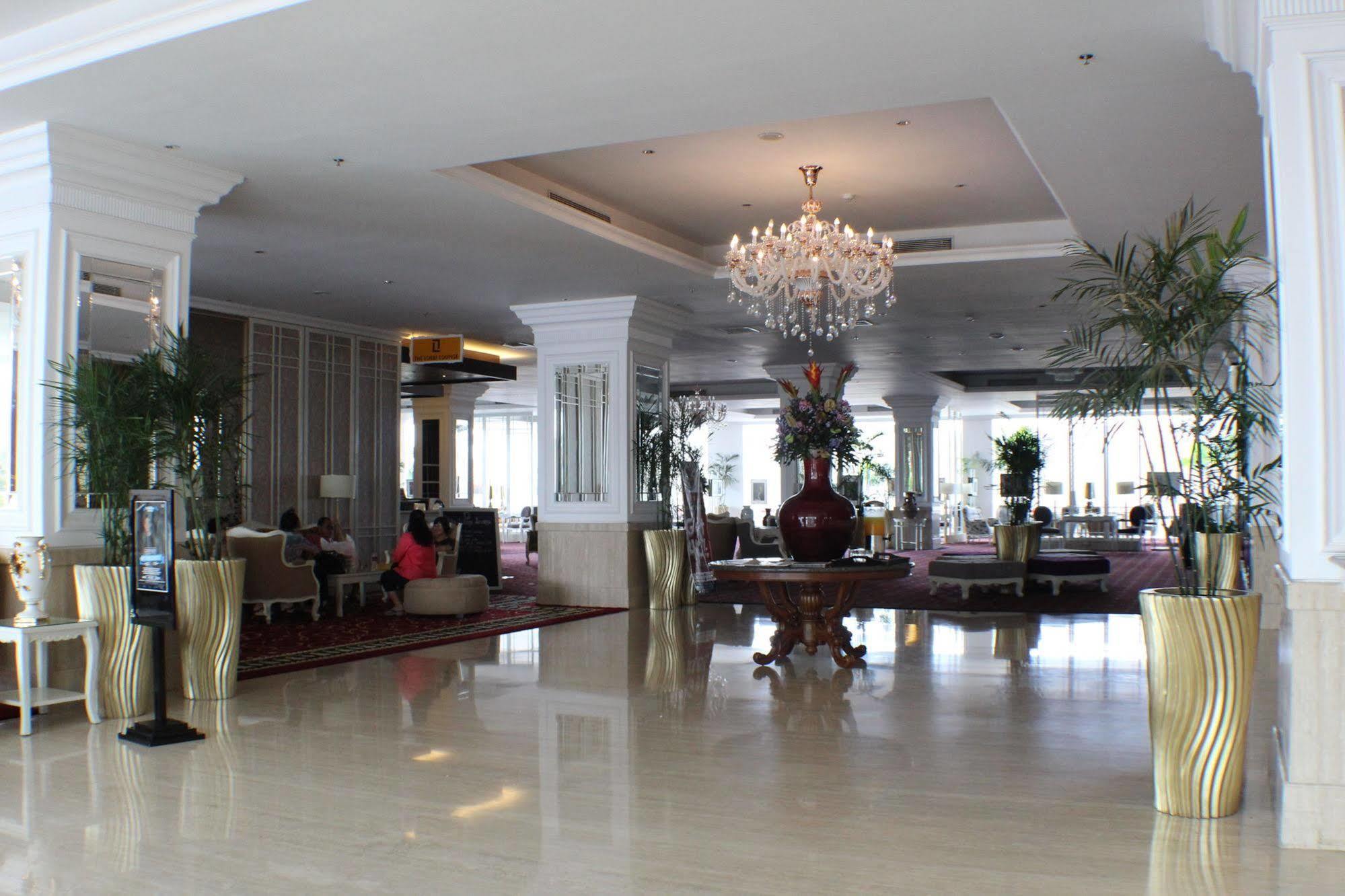 Golden Tulip Legacy Surabaya Hotel Exterior photo