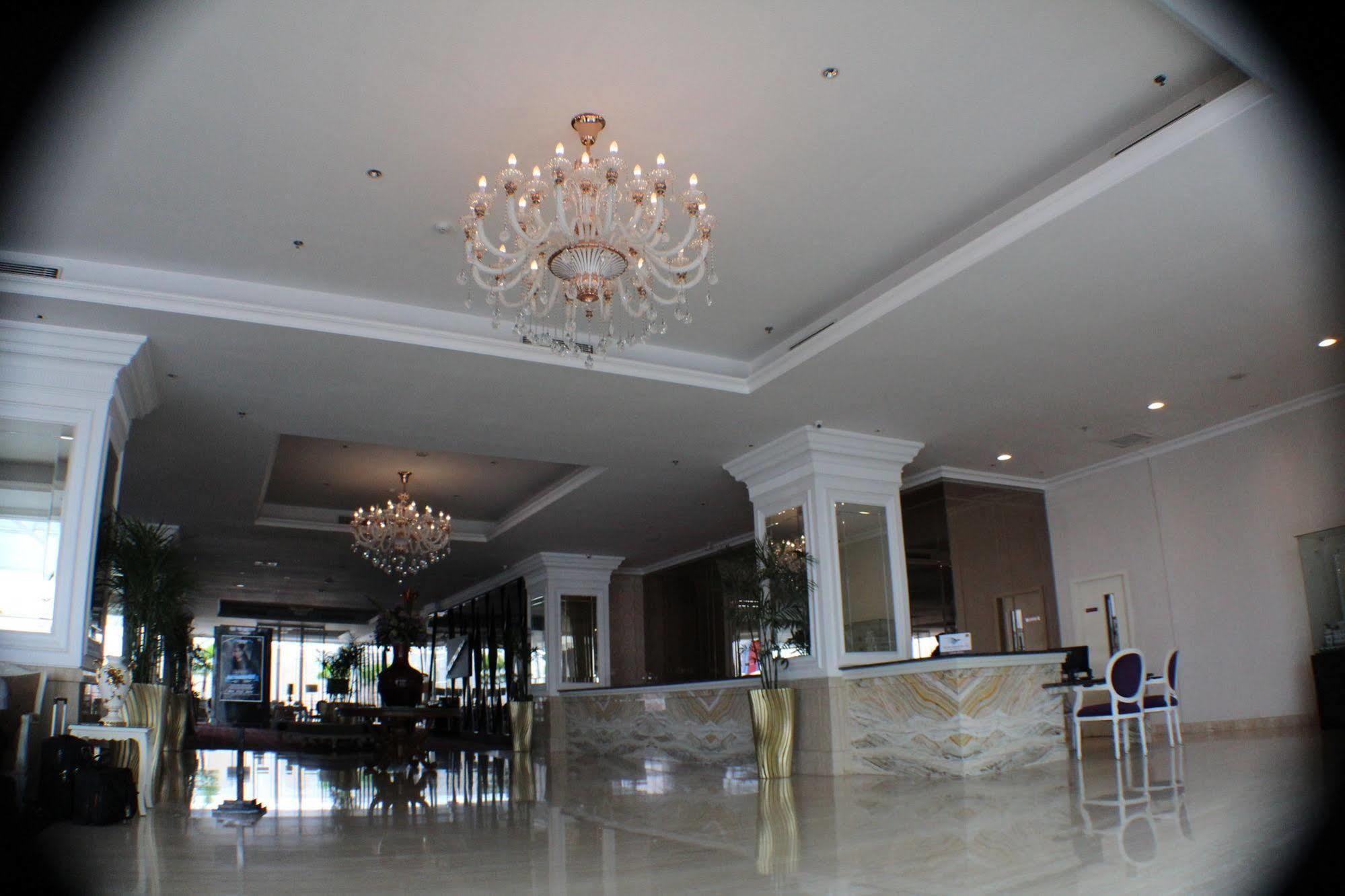 Golden Tulip Legacy Surabaya Hotel Exterior photo
