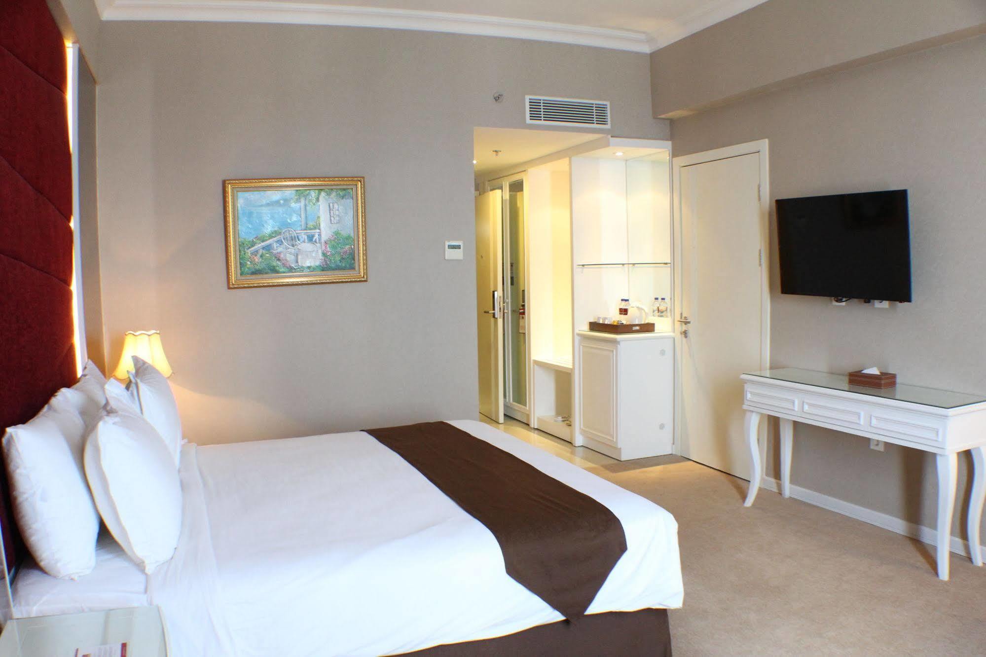 Golden Tulip Legacy Surabaya Hotel Exterior photo