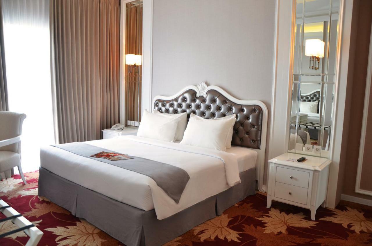 Golden Tulip Legacy Surabaya Hotel Exterior photo