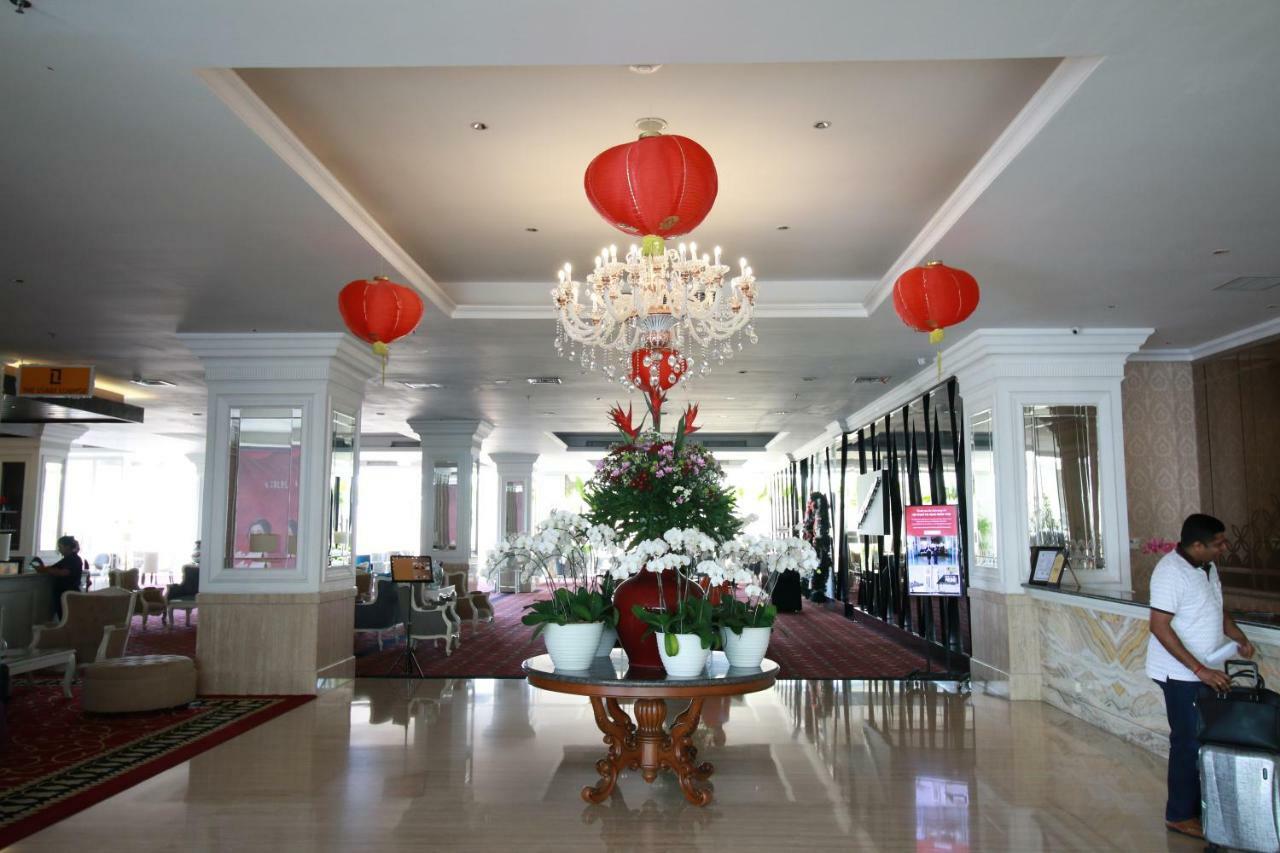 Golden Tulip Legacy Surabaya Hotel Exterior photo