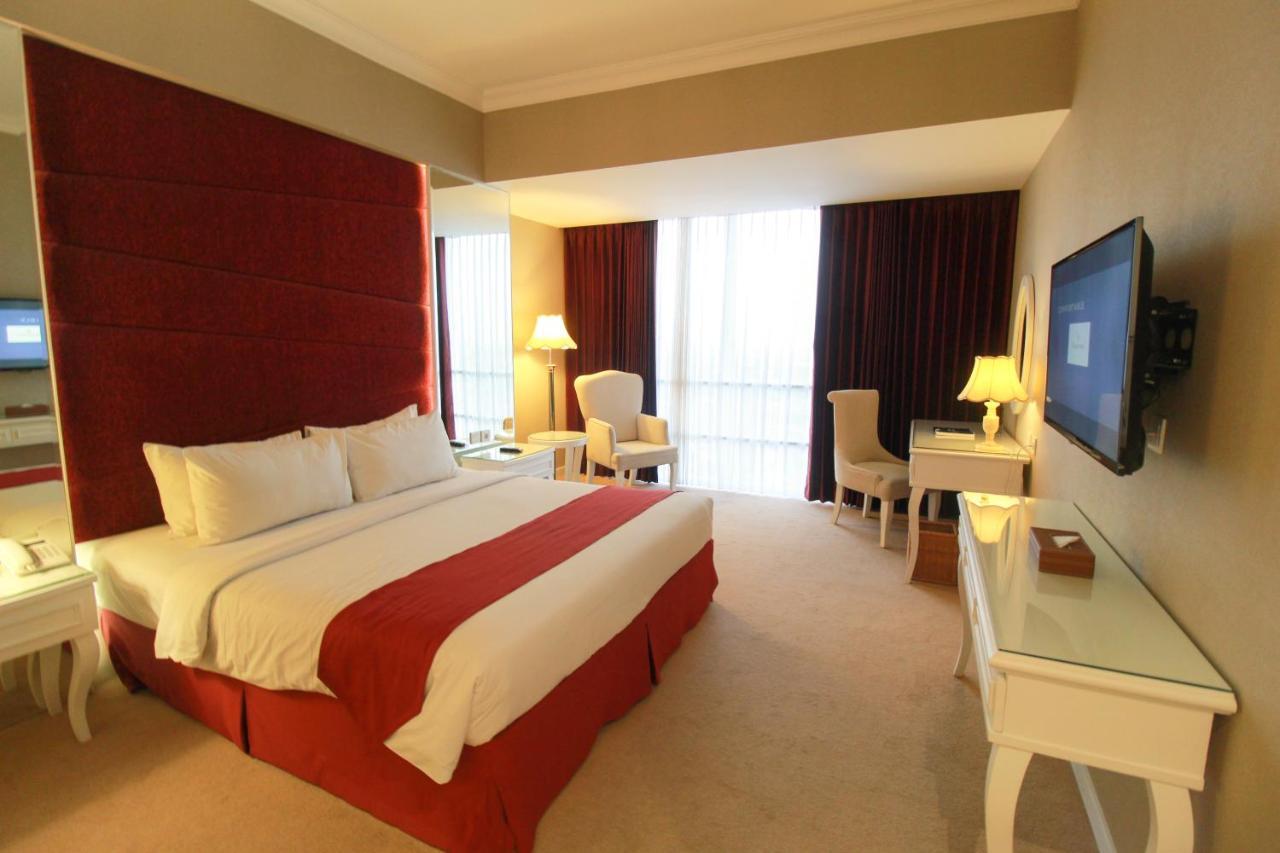 Golden Tulip Legacy Surabaya Hotel Exterior photo