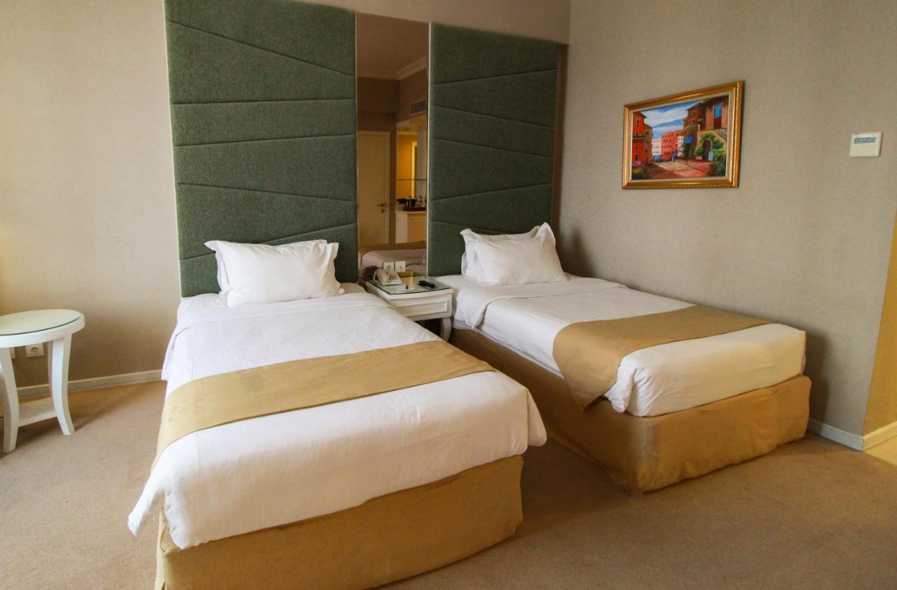 Golden Tulip Legacy Surabaya Hotel Exterior photo